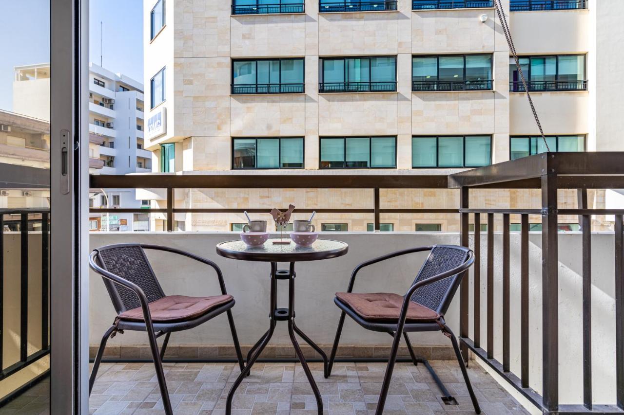 Berries 1-Br Apt In Larnaca Exteriér fotografie